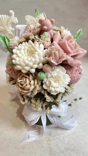 باکس شمع گل – تم سفید و صورتی حدود ٢٤ سانت با بگ مقوایی سفید جلو طلقی دسته دار