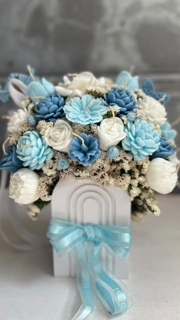 باکس گل شمع تم سفید ابی اسمانی ابی درباری سایزکوچیک ۳۰ سانتی‌متر